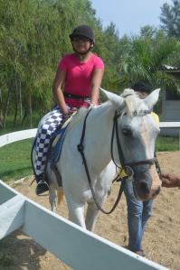 La adolescente Zurizaday está rehabilitándose con la equinoterapia. Está superando su atrofia cerebral.