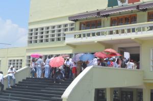 Exigían hablar con el presidente, pero Joaquín Caballero nunca salió. 