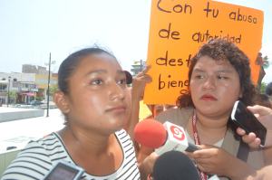 "Me dejaron en la calle con mi hijo", asegura una madre de familia que fue desalojada del predio que estaba invadido.