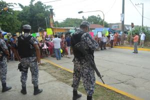 La Policía Naval y Seguridad Pública impidió que los manifestantes que son discapacitados pudieran hablar con sus diputados.