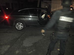 Chocaron con un poste de luz, el carro donde iban era robado.