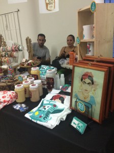 Cuadros, piezas artísticas, están en exhibición pero también a la venta abierta al público... a precios muy accesibles.