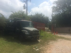 El Ejército se quedó a resguardar la bodega, en la cual emanaba fuertes olores a gasolina y una peste semejante a tinher.