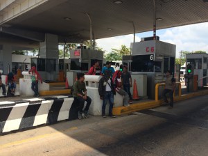 Los manifestantes pedían dinero. Ni Capufe ni la Policía Federal hacía algo para evitarlo.