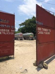 Al interior de la bodega había 2 tractocamiones, uno de los cuales era robado y la cual se le saqueaba el producto.
