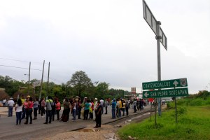 No se podía acceder hacia Acayucan o Jáltipan a través de la carretera libre transísmica. (Foto de Sergio Balandrano)