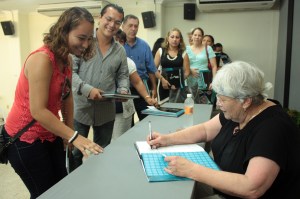 La doctora autografió ejemplares de su nuevo libro a sus lectores. 