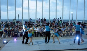 El turismo regional puede disfrutar espectáculos en el malecón costero.