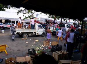 A tomatazos y cebollazos, corren al director de comercio del Ayuntamiento.