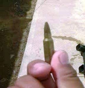 Quedaron casquillos y balas todavía utiles dispersas sobre el lugar de la balacera. (Foto de León Lafita) 