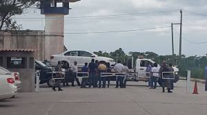 A bordo de una grúa, con todo y carro, se lo trajeron desde Xalapa hasta el Cereso Coatzacoalcos.