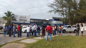 Lo esperaban reporteros, a quienes concedió una conferencia para exponer la supuesta fabricación del delito e ilegal detención.