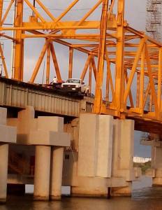 La camioneta oficial de PEMEX estuvo a punto de caer al río; con todo y chofer. 