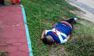 El cádaver quedó tendido en el fraccionamiento. (Foto de Código Veracruz)