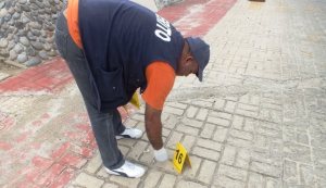 Periciales recogen los casquillos de las balas que ultimaron su vida. (Foto de León Lafita)