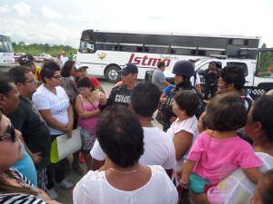 Seguridad Pública Estatal fue a dialogar con los manifestantes que hicieron el bloqueo. (Foto de Martín Alegría)