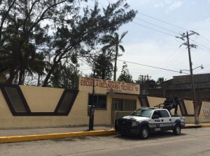 Las patrullas hacen rondines afuera de los planteles escolares.