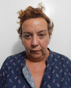 Elementos de la Policía la Policía Naval de Veracruz, Zona Sur, en coordinación con la Policía Estatal, pusieron a disposición del Ministerio Público a Rosa María Chaves Cruz, de 43 años de edad, señalada por el probable delito de robo en una tienda comercial.