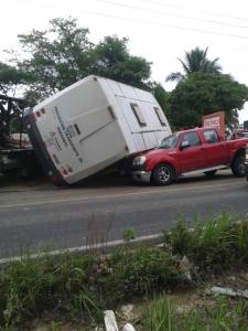 El camión quedó incrustado en la camioneta, hay un muerto. (Foto de Jair Negrete) 