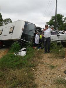 Tragedia en Agua Dulce; choca camión de PEMEX con personal a bordo. (Foto de Jair Negrete) 