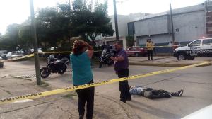 El esposo de la madre del joven trataba de tranquilizarla, al reconocer el cadáver de su hijo. (Fotos de Agencias) 