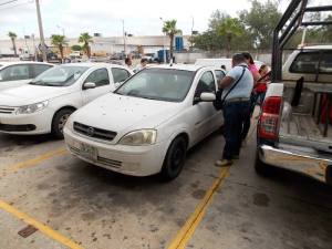 Peritos verifican el carro.