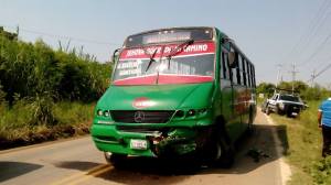 Invadió carril y se impactó contra la camioneta Ford. (Foto de Gregorio Antonio)