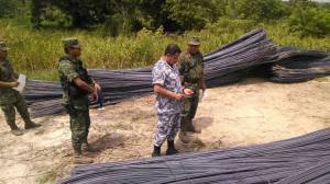 Militares levantaron un acta de inspección, antes de asegurar el producto de acero robado. (Foto de León Lafita)