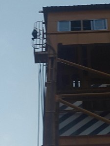 Amenazaba con tirarse desde lo alto. (Foto de José Alor)