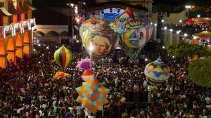 Los Globos son en alusión a las fiestas patrias de la Independencia.