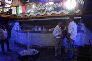 Los inspectores de comercio, dentro de la discoteca “Capezzio” levantando el acta de clausura. 