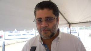 A Esteban Enríquez España, CANACO Coatzacoalcos, el Gobierno le entregó un cheque sin fondos.