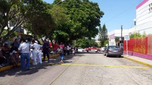 Desalojaron al personal en el Hospital Comunitario de Coatzacoalcos, como simulacro de un sismo. (Foto de Tamara Corro) 
