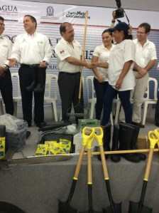 El director estatal de CONAGUA, Iván Hillman Chapoy, entregó apoyos a beneficiarios con el programa de empleo temporal para Coatzacoalcos. 