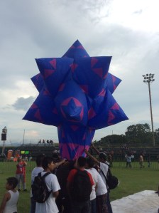 Son elaborados a base de papel china. Los sueltan al aire.