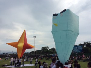 Liberan globos al cielo.
