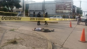 Quedó tendido en el suelo, ejecutado, acribillado por un comando armado. 