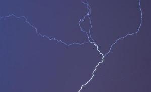 Les cayó un rayo, a pobladores de Martínez de la Torre. Son atendidos por Protección Civil. (ARCHIVO)