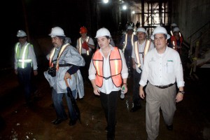 Las autoridades estatales y municipales realizan un recorrido del avance de la obra. 