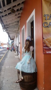 La catrina te mira con una sonrisa.