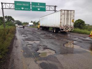 Baches y más baches a consecuencia de las lluvias, en las carreteras del sur de Veracruz. Extreme precauciones. 