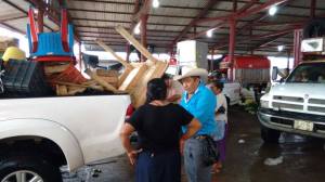 Comerciantes iniciaron a desalojar el mercado de Minatitlán, ante los encharcamientos severos.