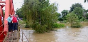 Constata el aumento del río Tesechoacán y el Hueyapan de Ocampo, que se desbordaron. 