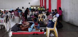 Evacúan a damnificados por las lluvias y los llevan a refugios temportales.