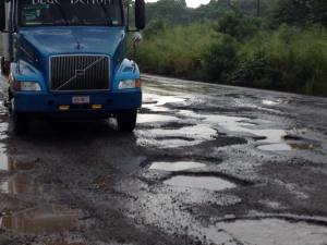 Actualmente, la carretera Coatzacoalcos-Minatitlán está llena de peligrosos baches que ponen en riesgo la integridad física del automovilista, así como la operatividad del vehículo.