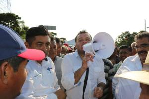 Ponciano Vázquez Parissi, alcalde de Cosoleacaque, denunció que la SIOP adeuda obras de infaestructura y reparación de caminos.