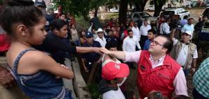 En su recorrido en Hueyapan de Ocampo y José Azueta.