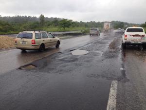 Lluvia deja baches y encharcamientos en las carreteras del sur de Veracruz. 