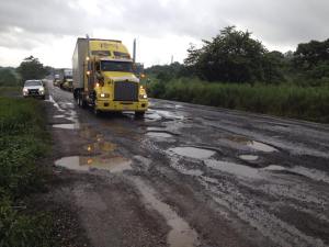 Las lluvias han ocasionado hoyancos, más baches, en los kilómetros de la carretera Coatzacoalcos-Villahermosa.