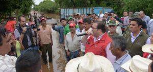 El Gobernador prometió programas de asistencia para ayudar a los damnificados y reactivar obras de rehabilitación. 